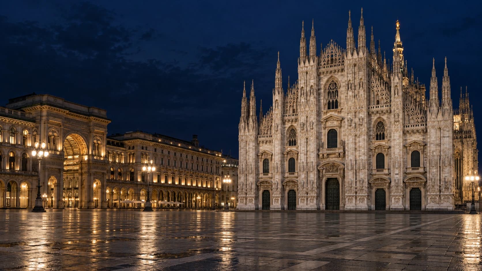 Piazza del Duomo a Milano di sera, con il Duomo illuminato e la Galleria Vittorio Emanuele II